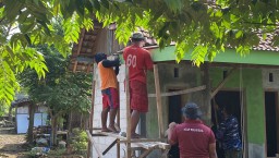 Anggota Satgas TMMD Kodim 0810/Nganjuk Kerjakan Pemasangan Lisplang Rumah
