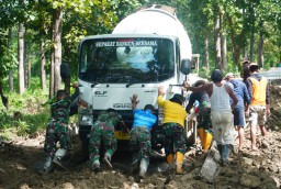 Demi Kelancaran, Anggota Satgas TMMD Dorong Truck Molen Pengangkut Material