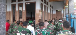 Anggota Satgas TMMD Ke-124 dan Masyarakat Sholat Jumat di Masjid Al Hikmah Sumbermiri