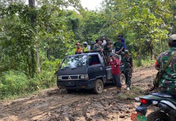 Medan Sulit Ini Kendaraan Primadona Anggota Satgas TMMD Ke 124 Kodim 0810/Nganjuk