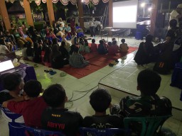 Bangkitkan Rasa Nasionalisme, Satgas TMMD 124 Kodim Nganjuk Ajak Warga Nobar Film Dokumenter Perjuangan Jenderal Besar Sudirman