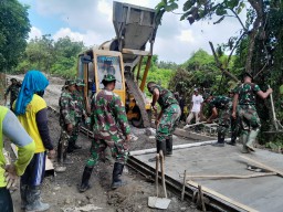 Satgas TMMD 124 Kodim Nganjuk Genjot Terus Pengecoran Jalan Meski Hari Minggu