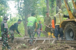 Jelang Akhir Tim Satgas TMMD 124, Tancap Gas Kebut Pengecoran.