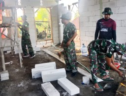 Anggota Satgas TMMD ke-124 Kodim 0810/Nganjuk Kebut Pengerjaan RTLH Di Desa Sumbermiri