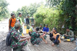Momen Kebersamaan Satgas TMMD 124 Kodim Nganjuk dan Warga Saat Istirahat Kerja.