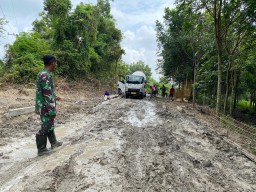 TMMD 124 || Danramil Pastikan Pembangunan Jalan Cor Beton Hasilnya Memuaskan.