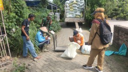 Serda Khoirul Fuad Babinsa Koramil 0810/07 Patianrowo bersama PPL Dampingi Sergap Bulog
