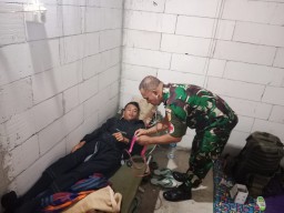 Anggota Tim Kes Gercep Tangani Anggota Satgas TMMD Kodim Nganjuk Yang Sakit.