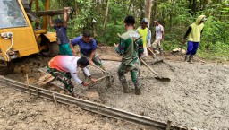 Sedikit Lagi, Satgas TMMD 124 Kodim Nganjuk Bersama Warga Terus Kebut Pengecoran Jalan