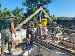 Kerangka Atap Rumah Digarap Satgas TMMD 124 Kodim 0810/Nganjuk