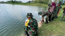 Tim Wasev Sterad Tebar Benih Ikan Di Waduk Logawe Lengkong TMMD Ke 124