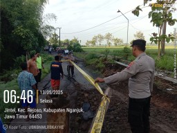 Akses Jalan Penghubung Dua Desa di Rejoso Ambles, Warga Terpaksa Gunakan Jalur Alternatif