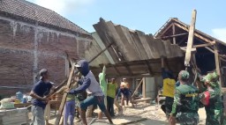 Satgas TMMD 124 Kodim 0810/Nganjuk Gotong Royong Bongkar Rumah Warga Penerima Bantuan RTLH