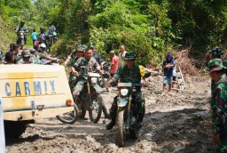 Gunakan Motor Trail, Tim Wasev Pusterad Tinjau Lokasi Sasaran Fisik TMMD Ke-124 Di Desa Sumbermiri