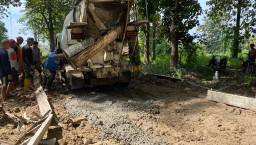 Satukan Tenaga Tim Satgas Bersama Warga Dorong Truk Molen.
