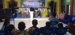 Warga Nobar Film Janur Kuning di Lokasi TMMD 124 Kodim Nganjuk.