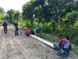 Persiapan Pengecoran Jalan, Bekisting Mulai Dikerjakan Anggota Satgas TMMD Ke 124 Kodim/Nganjuk