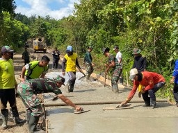 Panas Terik Matahari Tak Menghalangi Tim Satgas TMMD 124 Untuk Kebut Pengecoran
