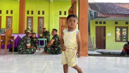 Tak Takut Tentara Balita Main Di Posko TMMD Ke 124 Kodim 0810/Nganjuk