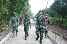 Komandan Kodim Nganjuk Meninjau  Progres sasaran Fisik dalam TMMD 124 Tahun 2025