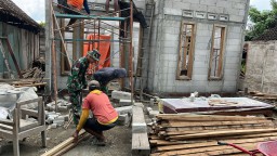 Babinsa Koramil 0810/20 Ngluyu Bersama Warga Dan Satgas TMMD Bangun Rutilahu