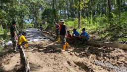 Disela Istirahat Tim Satgas Ciptakan Suasana Keakraban Bersama Warga