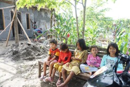 Seyum Anak - Anak Memberi Semangat Tersendiri Satgas TMMD 124 Kodim Nganjuk.