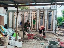 Satgas MMD  bersama Warga  bersama sama gotong royong memperbaiki rumah warga Tidak layak Huni 