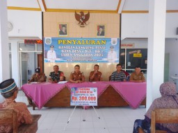 Babinsa Koramil 0810/01 Nganjuk, Kawal Penyerahan Bantuan Langsung Tunai Untuk Warga Di Desa Binaanya