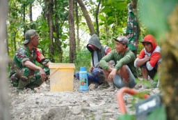 Peran Babinsa Sertu Sunardi di Lokasi TMMD Sumbermiri