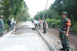 Dandim Nganjuk Tinjau Betonisasi Jalan TMMD 124 Di Sumbermiri