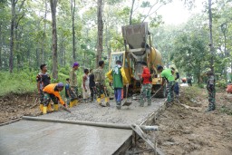 Pengecoran Jalan Sasaran Fisik TMMD 124 Kodim Nganjuk Nyaris Rampung