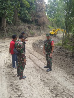 TMMD 124 Dim 0810/Nganjuk || Babinsa Lengkong Lor Laksanakan Pemantauan Langsung Pembangunan Jalan