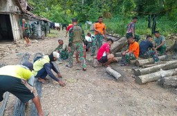 Anggota Satgas TMMD 124 Dan Masyarakat Bergotong Royong Rakit Besi Cor