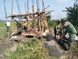 Satgas TMMD Ke 124 Kodim 0810/Nganjuk Bersama Warga Kerjakan Tandon Air Pompanisasi