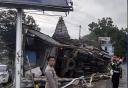 Pos Polantas di Nganjuk Rata dengan Tanah Dihantam Truk Bermuatan Ampas Singkong