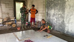 Satgas TMMD Ke 124 Kodim 0810/Nganjuk Mulai Tahap Pemasangan Keramik Program RTLH