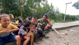TMMD 124 Kodim Nganjuk || Anak-anak Desa Sumbermiri Senang Dekat dengan TNI