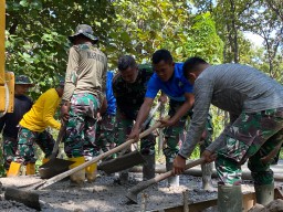 Medan Berat Tak Halangi Semangat Anggota Satgas TMMD 124 Kodim Nganjuk Terus Angkut Material Pengecoran Jalan
