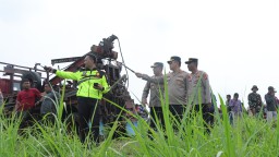 Kapolres Nganjuk Pimpin Evakuasi Langsung Kecelakaan Tunggal di Bagor
