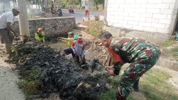 Cegah Banjir, Babinsa Koramil Tanjunganom Ikut Pembersihan Aliran Sungai Desa Sambirejo