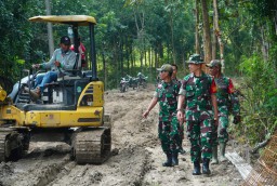 Satgas TMMD 124 Kodim 0810 Nganjuk Kerahkan Alat Berat Membangun Jalan