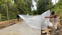 Cuaca Tak Menentu Jadi Tantangan Satgas TMMD 124 Kodim Nganjuk Dalam Pengecoran Jalan 1.100 Meter