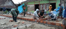 Kekompakan Satgas TMMD 124 dan Warga Dalam Pengerjaan RTL