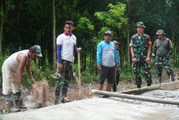 Dandim Nganjuk Tinjau Pengerjaan Rijig Beton Jalan TMMD 124 di Sumbermiri
