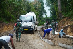 TMMD 124 Kodim Nganjuk || Babinsa Pantau Langsung Pelaksanaan Pengecoran Jalan di Desa Sumbermiri