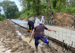 Hujan Turun Satgas TMMD Ke 124 Cekatan Menutup Jalan Cor