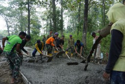 Rampungkan Jalan Cor Beton, Satgas TMMD Kodim Nganjuk Bekerja Tak Kenal Lelah