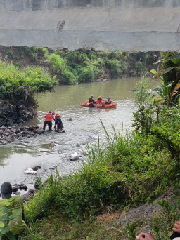 Mobil yang Terjun ke Sungai Sugihwaras Berhasil Diangkat, Satu Korban Ditemukan Meninggal Dunia