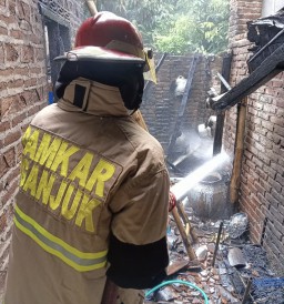 Lupa Matikan Kompor Saat Masak Air, Dapur Rumah Warga Berbek Hangus Terbakar